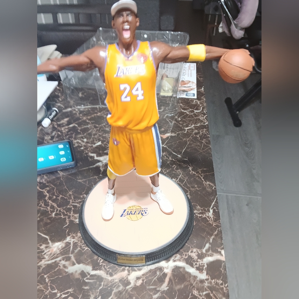 Kobe Beats Boston 2010 Championship Sports Figure GREAT CHRISTMAS GIFT!! - Picture 2 of 7